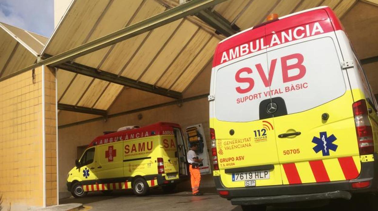 Ambuiancias del SAMU y SVB en el Hospital General de Alicante