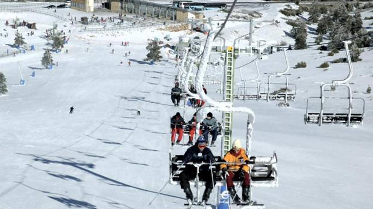 La nieve es un recurso económico fundamental para las zonas prósperas del Pirineo, que viven del turismo