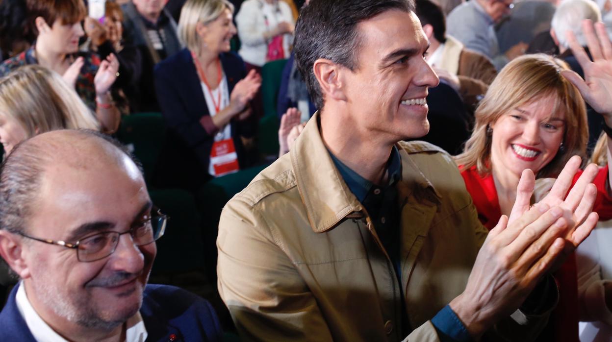 Pedro Sánchez, entre Lambán y la candidata a la Alcaldía de Zaragoza, Pilar Alegría, en un acto celebrado por el PSOE en febrero