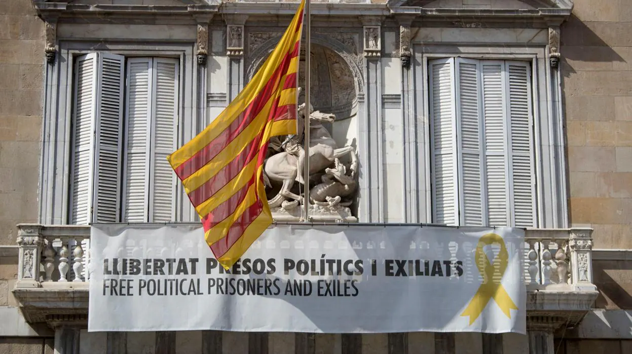 Un cartel con un lazo amarillo en el Palau de la Generalitat