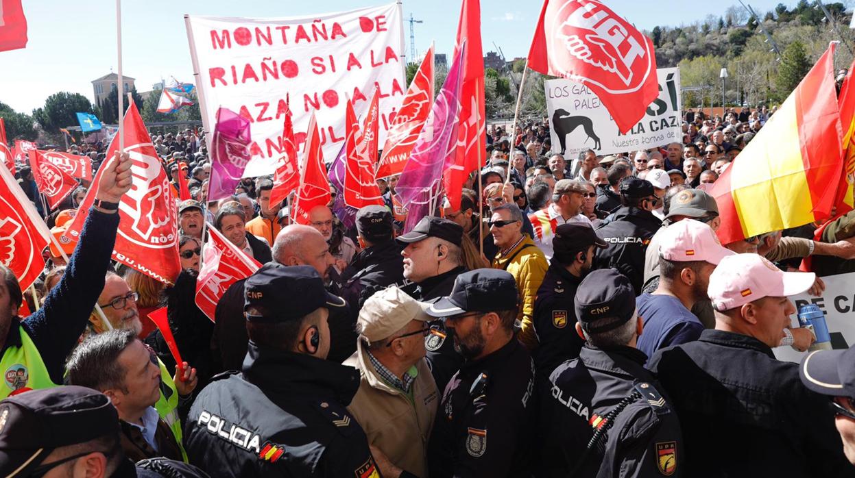 La Policía, obligada a intervenir a las puertas de las Cortes para evitar problemas entre dos manifestaciones