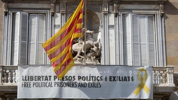 Ciudadanos pide a la Junta Electoral que los Mossos retiren lazos y esteladas tras agotarse el plazo de Torra