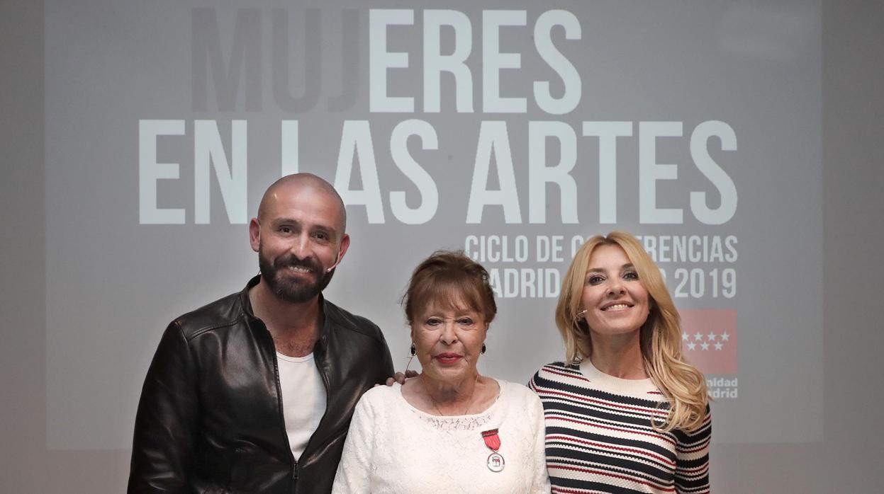 Jaime de los Santos junto con Gemma Cuervo y Cayetana Guillén Cuervo