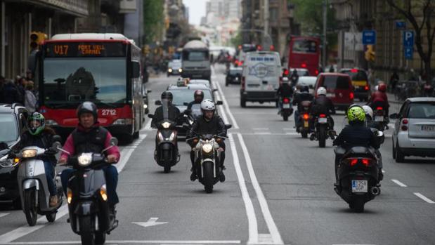 Barcelona prohibirá a 125.000 coches contaminantes a partir de 2020