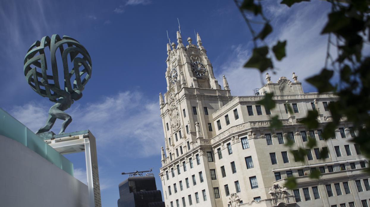 La escultura de Atlas, con el Edificio Telefónica al fondo