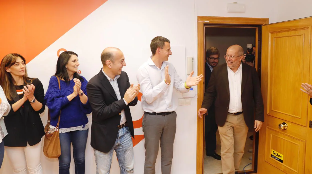 Francisco Igea, ganador de las elecciones primarias de Ciudadanos en Castilla y León , recibido entre aplauisos en la sede del partido