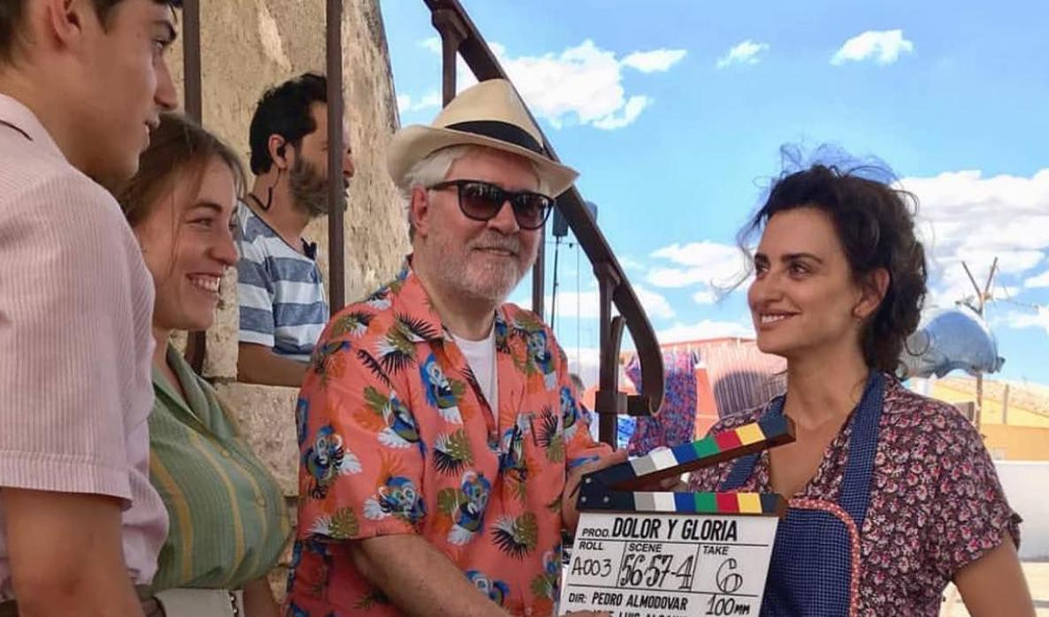 Pedro Almodóvar, junto a Penélope Cruz, en el rodaje de «Dolor y Gloria»