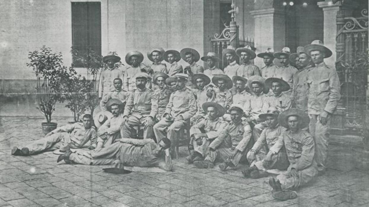 Barcelona, 1898. Los oficiales y soldados que formaron la guarnición de Baler (Filipinas), a su llegada a Barcelona