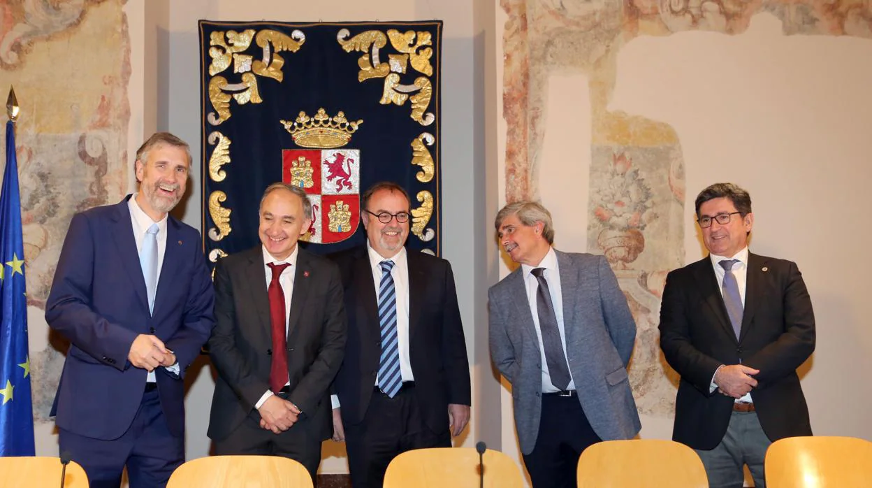 Fernando Rey junto a los rectores de las universidades de Burgos, Valladolid y León y el vicerrector de la Usal