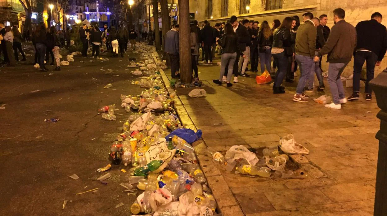 Bolsas y plásticos en la zona de la Lonja de Valencia