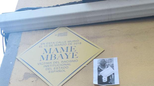 El sindicato de manteros pone una falsa placa municipal a Mame Mbaye en Lavapiés