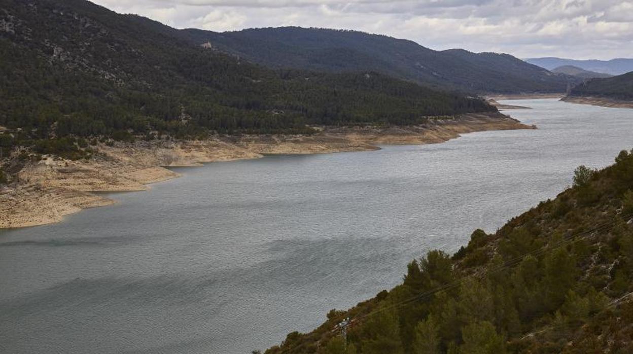 Canal entre los dos pantanos -Entrepeñas y Buendía- que abastecen los trasvases del Tajo al Segura