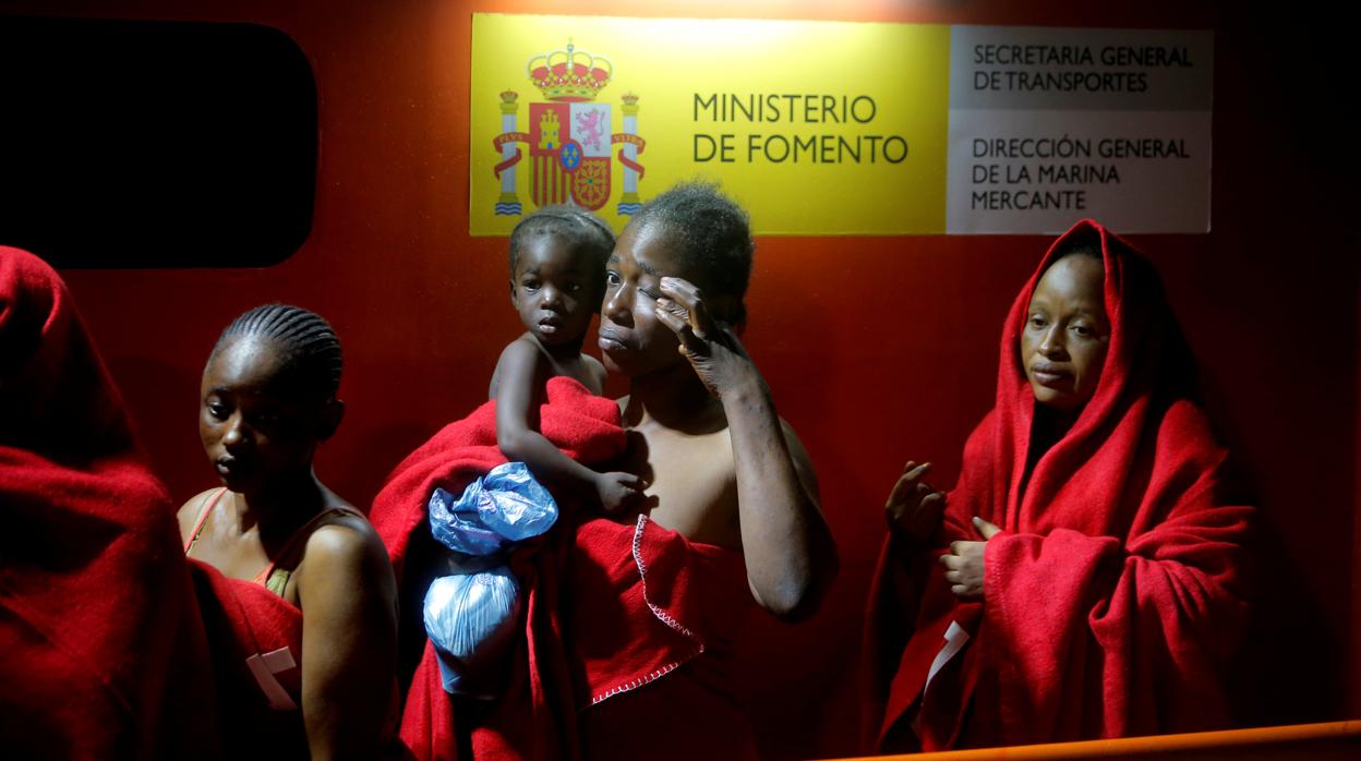 Varias mujeres inmigrantes, con una niña, rescatadas en aguas españolas
