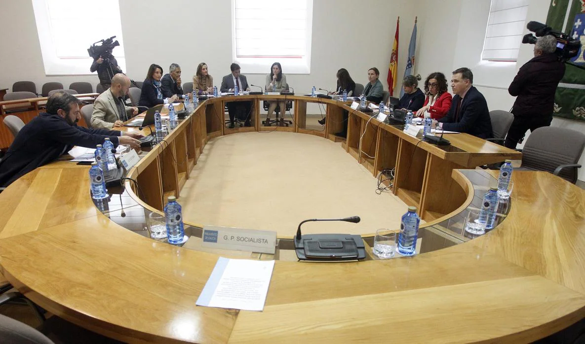 Reunión de los miembros de la comisión de investigación del Marisquiño con la ausencia de los miembros del PSdeG