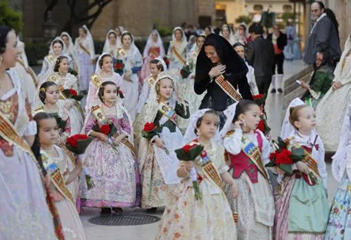 Niñas y mujeres desfilando en la Ofrenda de flores