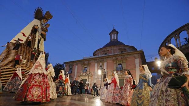 La «Geperudeta» luce de blanco en la segunda Ofrenda de flores más calurosa desde 1940