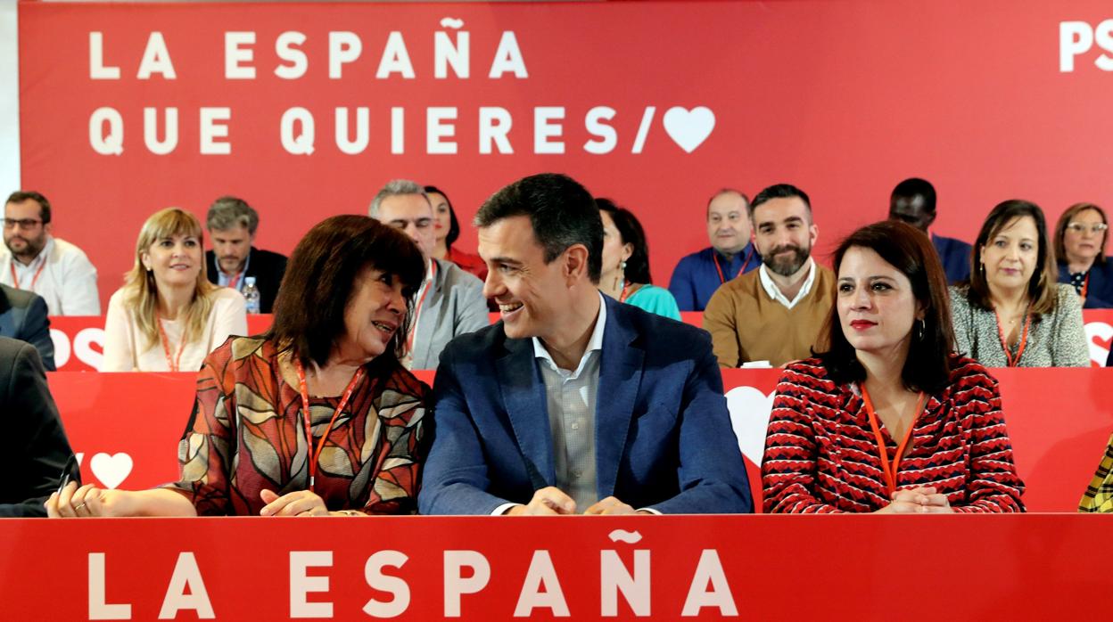 Pedro Sánchez, junto a Cristina Narbona y Adriana Lastra