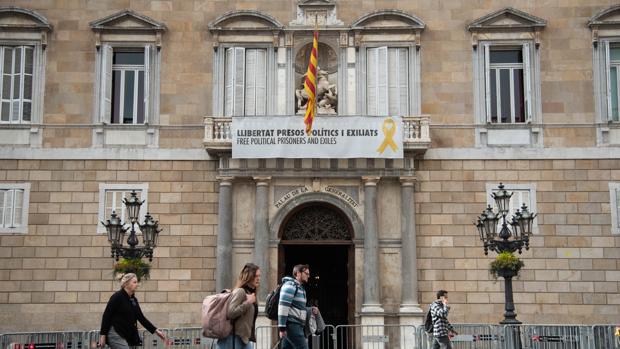 La Junta Electoral Central da otras 24 horas a Torra para retirar los lazos y «esteladas»