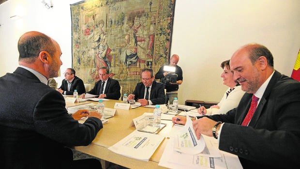 Sindicatos y empresarios avalan el pacto con la Junta por la recuperación económica