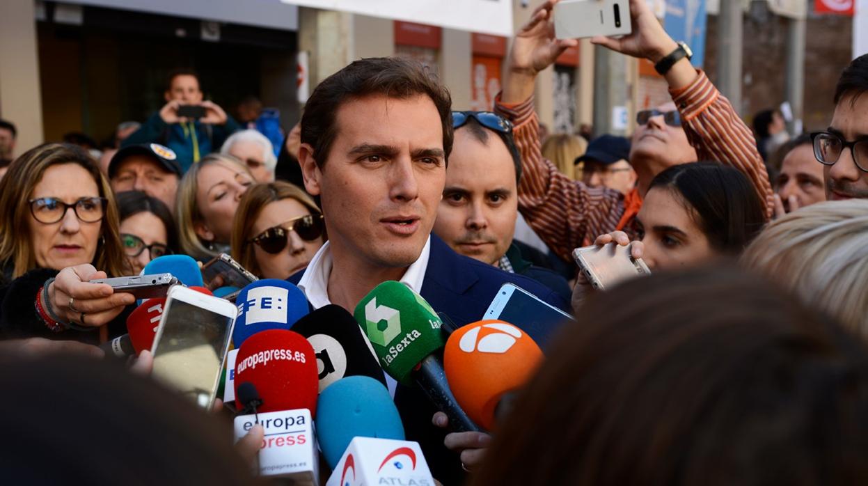 Rivera atienda a los medios de comunicación a su llegada a las Fallas de Valencia