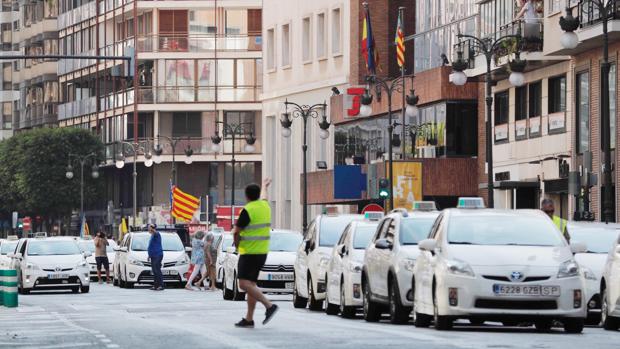 Los taxistas denuncian que las VTC captan ilegalmente clientes por la calle en las Fallas de Valencia