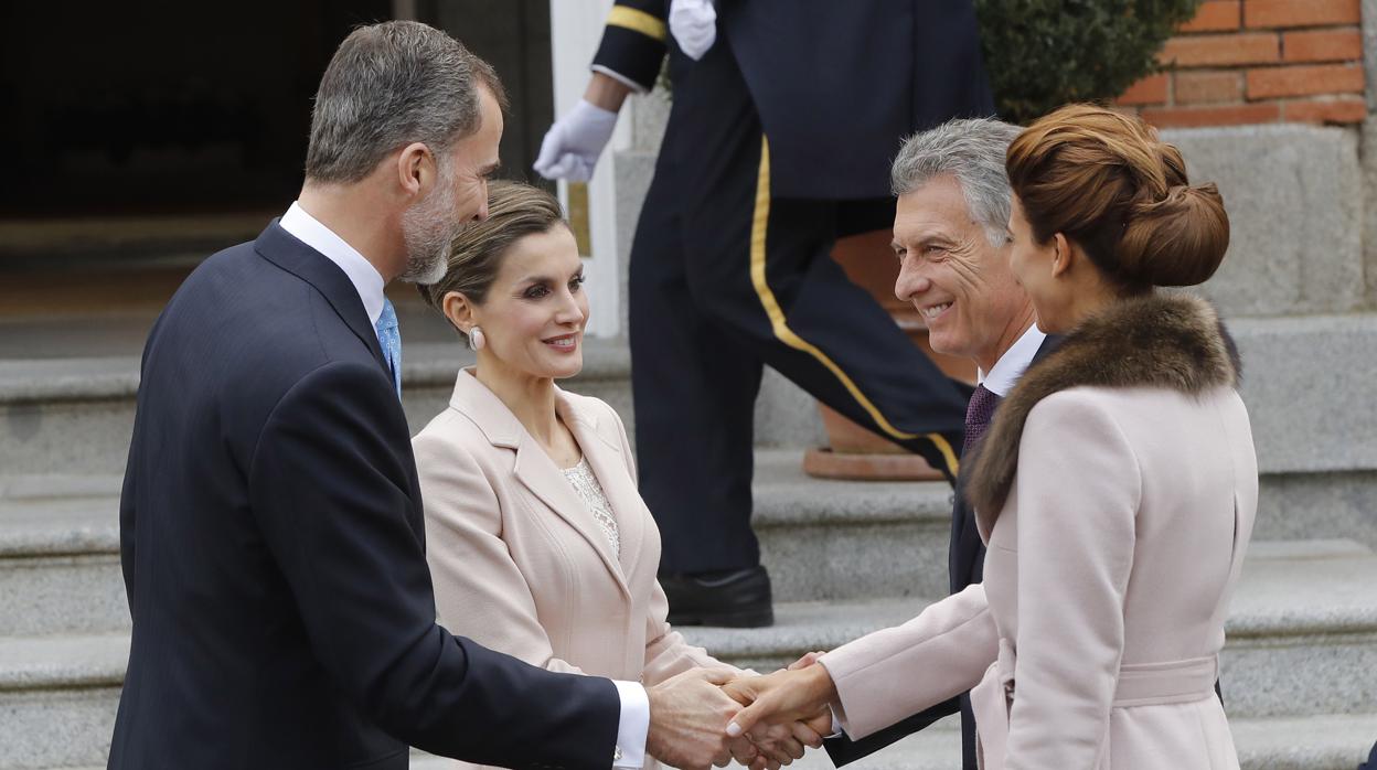 Don Felipe y Doña Letizia reciben a Mauricio Macri y a Juliana Awada, en marzo de 2017, en el Palacio Real