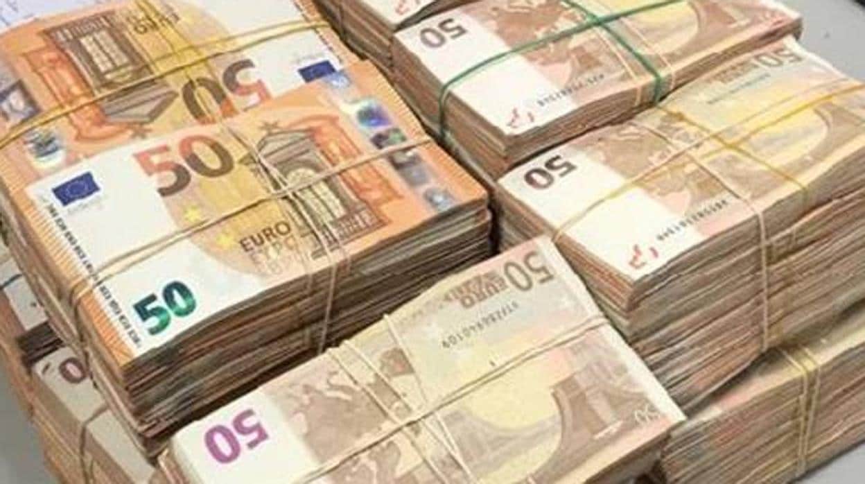 Los doce fardos de billetes de 50 euros que intervino la Guardia Civil