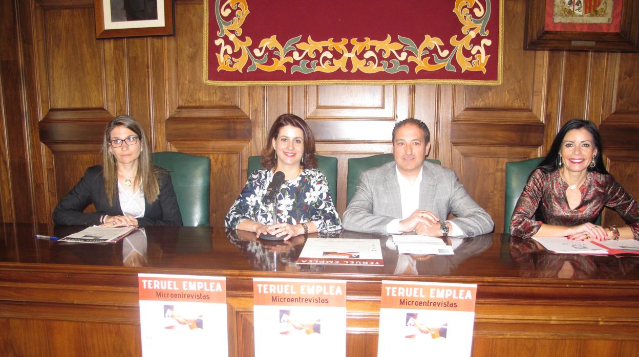 La alcaldesa de Teruel (segunda por la izquierda), junto a representantes institucionales que participan en la organización de este foro de empleo