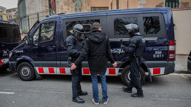 Los Mossos reducen con tres disparos a un enfermo mental armado con un cuchillo