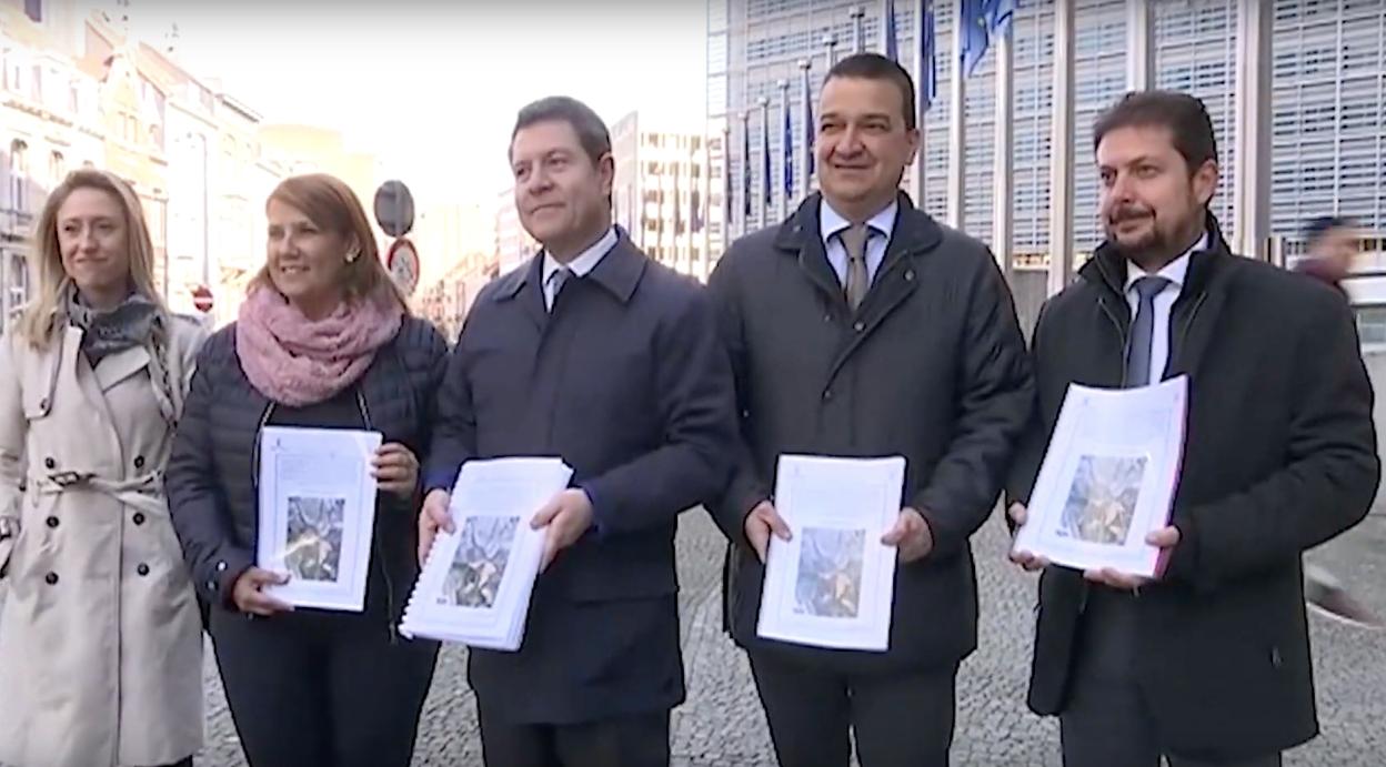 García-Page con sus consejeros y acompañantes en Bruselas mostrando el informe elevado a la Comisión Europea, este martes
