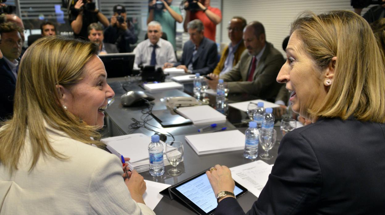 María Salom, a la izquierda, junto a Ana Pastor