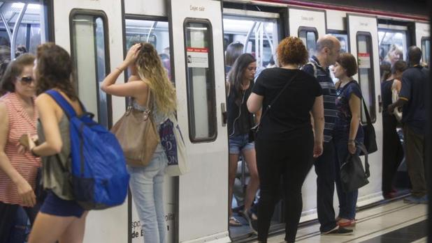 TMB analizará 26 estaciones del Metro de Barcelona para descartar la presencia de amianto