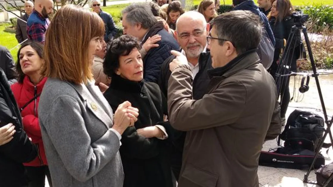 Celaá: «Entre Casado y Torra cabe España entera, que es donde estamos nosotros»
