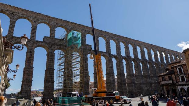 Concluye con «éxito» la «arriesgada» maniobra para descender a la Virgen del Acueducto