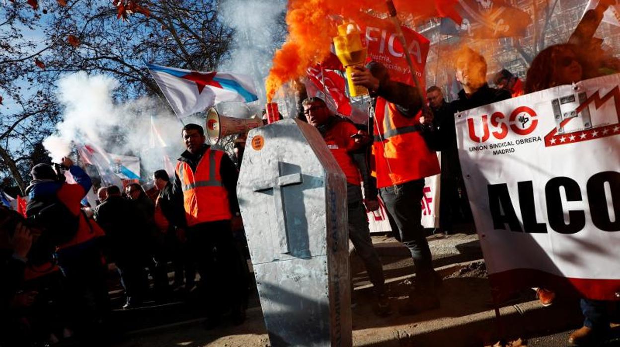 Protesta de los trabajadores de Alcoa en Madrid contra el cierre de las plantas de La Coruña y Avilés