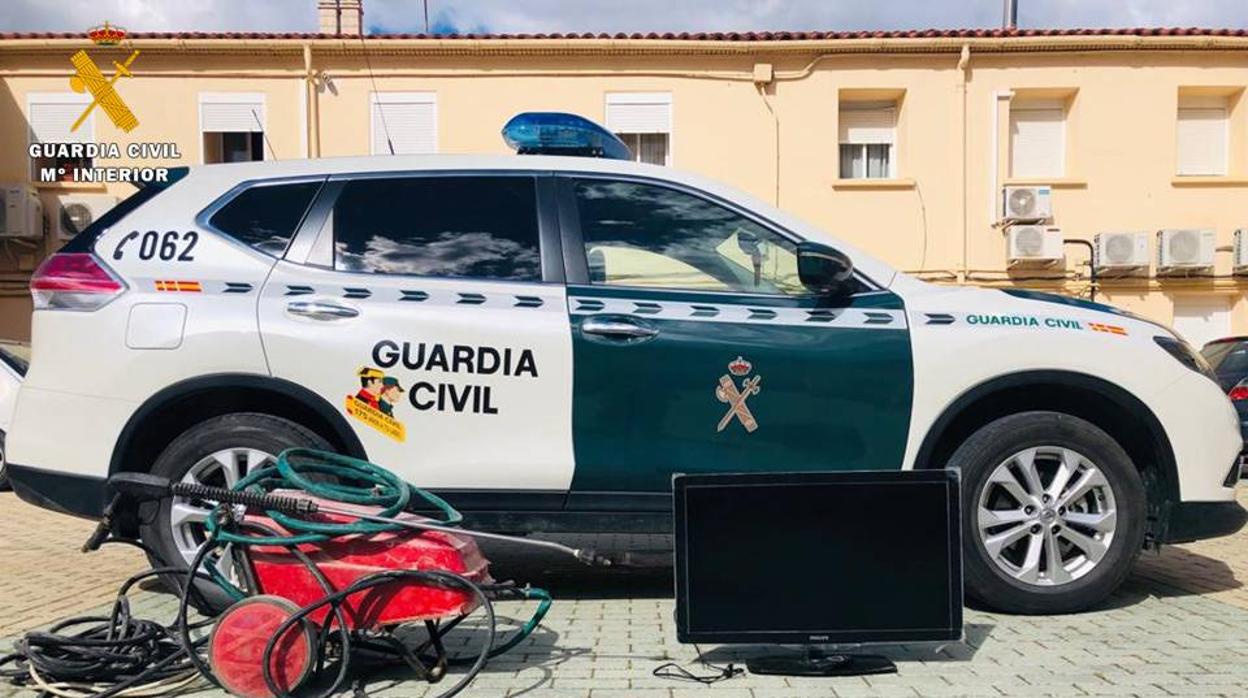 Efectos recuperados por la Guardia Civil tras detener a los ladrones confesos