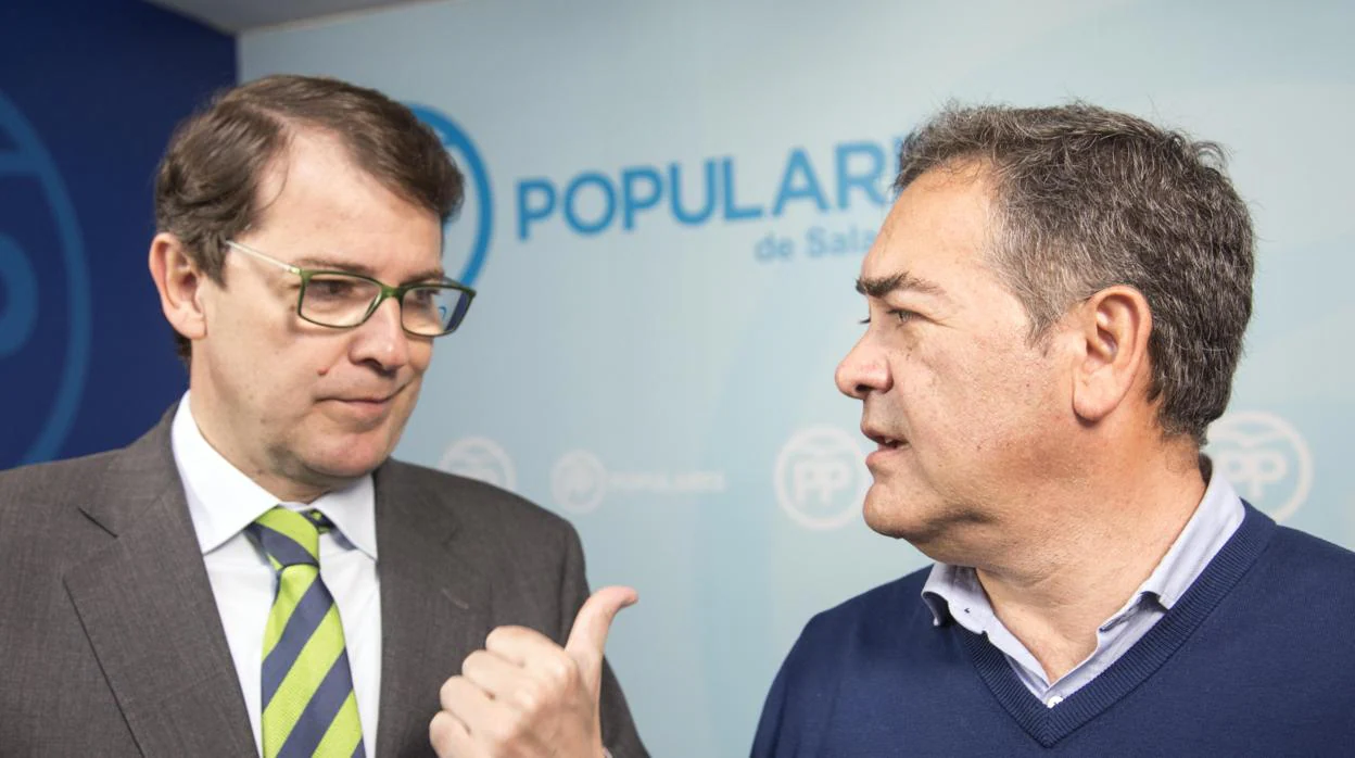 El presidente del Partido Popular de Castilla y León, Alfonso Fernández Mañueco, y el presidente de la plataforma 'Stop Sucesiones España', Eligio Taboada