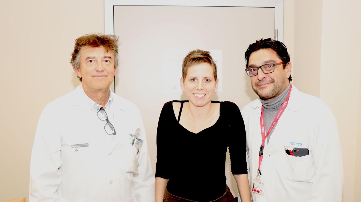 Imagen de la paciente junto a los doctores