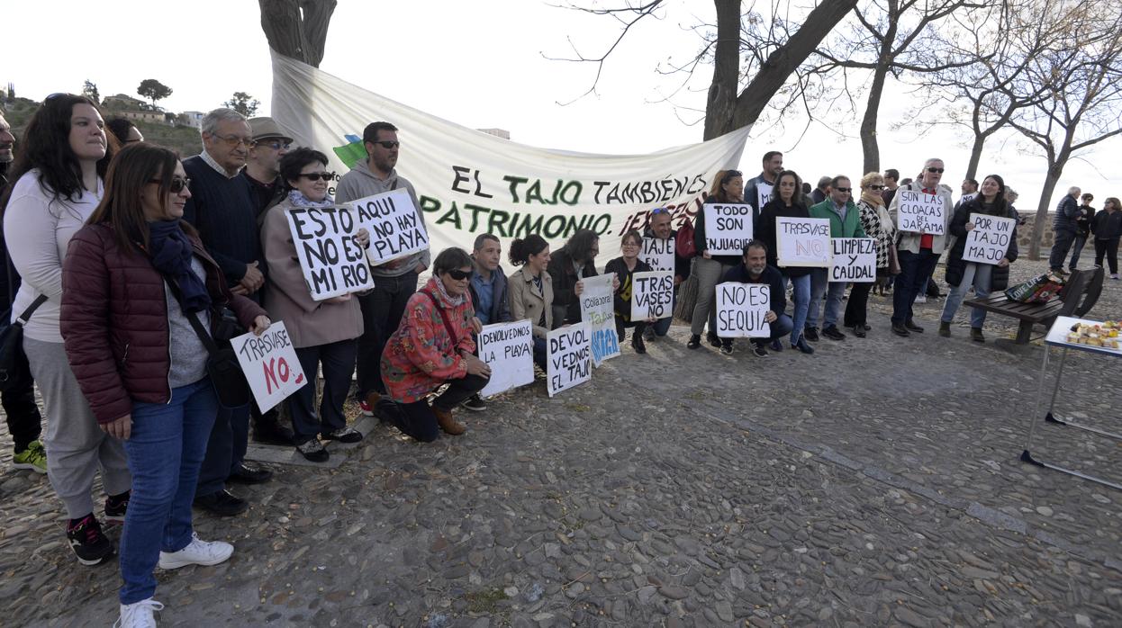 Personas asistentes a la concentración por el río Tajo