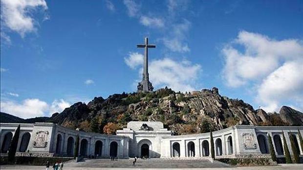 La Abogacía del Estado pide recusar al juez que suspendió las obras para exhumar a Franco