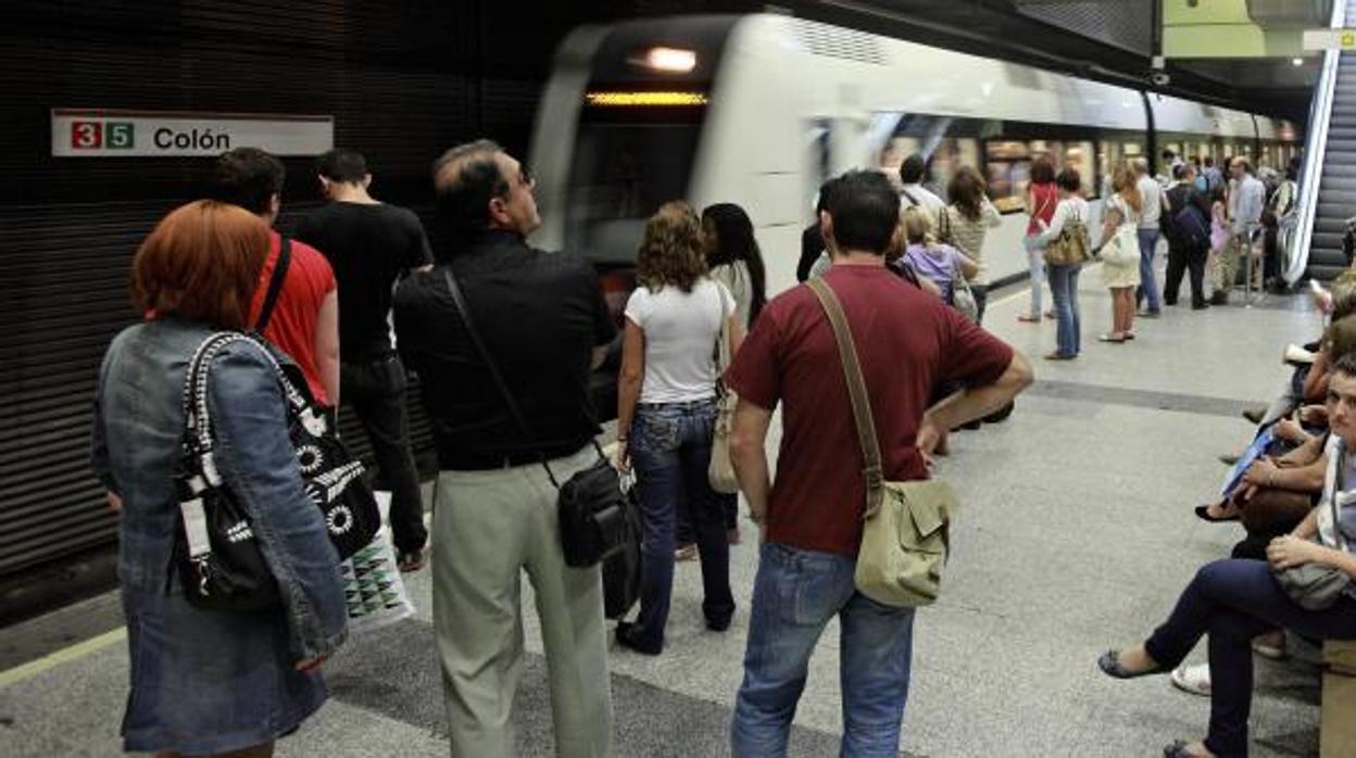 Viajeros en la estación de Colón de Metrovalencia, una de las más concurridas en Fallas