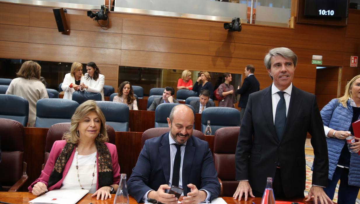 Ángel Garrido, junto a los consejeros Rollán e Hidalgo, en la Asamblea de Madrid ÁNGEL