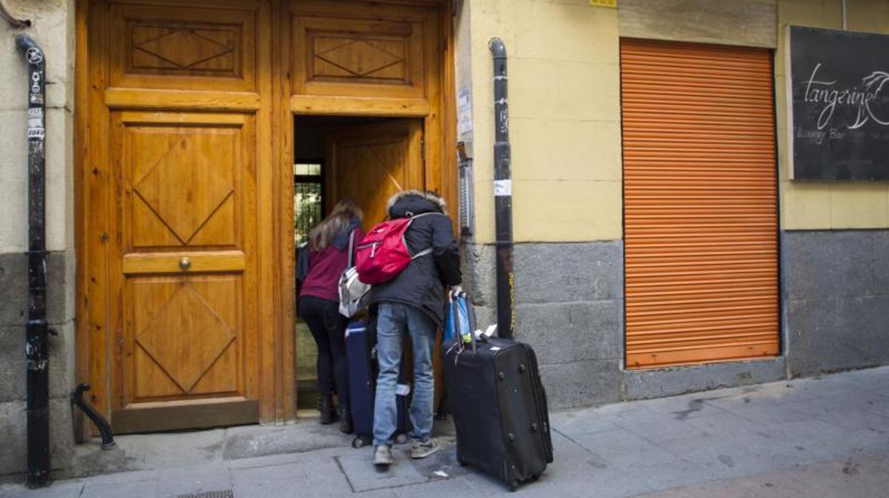 Una pareja de turistas accede a una vivienda turística en el distrito de Centro en Madrid