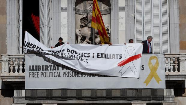 La Junta Electoral pide a los Mossos que retiren los símbolos independentistas y lleva a Torra a la Fiscalía por desobediencia