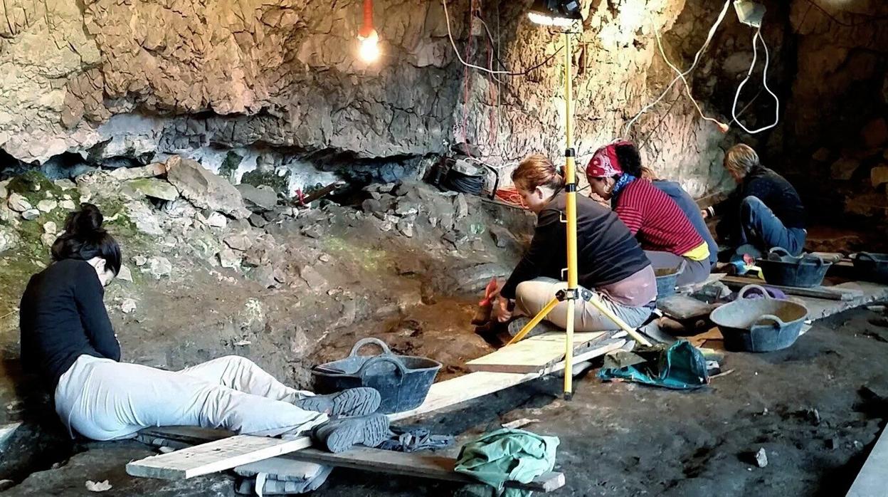 Investigadores del Grupo de Arqueología de Alta Montaña, durante las prospecciones en abrigos rocosos del Parque Nacional de Ordesa y Monte Perdido