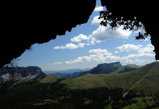 Vista del paisaje del Pirineo desde el interior de uno de los abrigos en los que se han hallado las pinturas rupestres