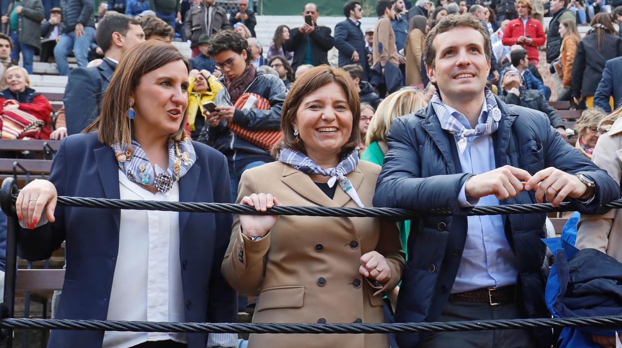 María José Catalá, Isabel Bonig y Pablo Casado, en la plaza de toros de Valencia