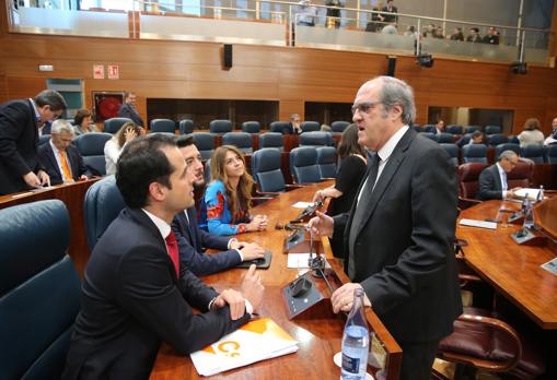 Gabilondo, saludando a Ignacio Aguado en el último pleno de la Asamblea