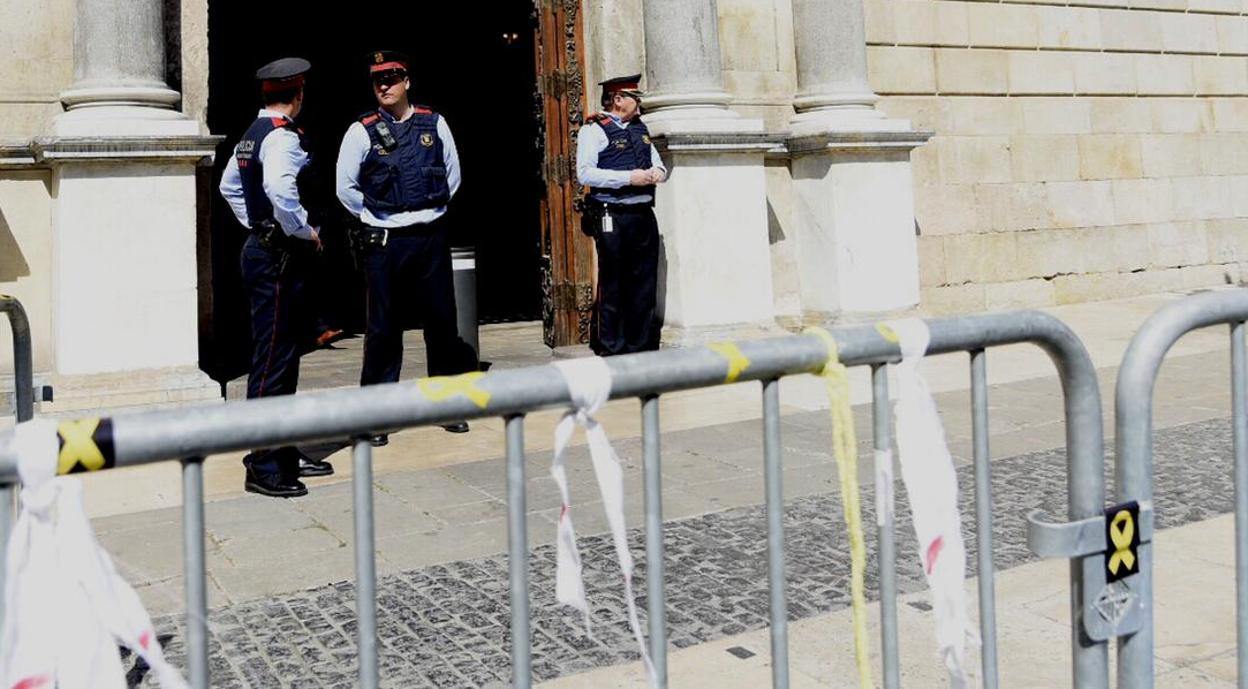 Mossos y simbología amarilla en la entrada de la Generalitat