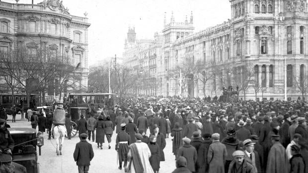 La candidata Ayuso propone una ruta por el Madrid de Galdós en el centenario de su muerte